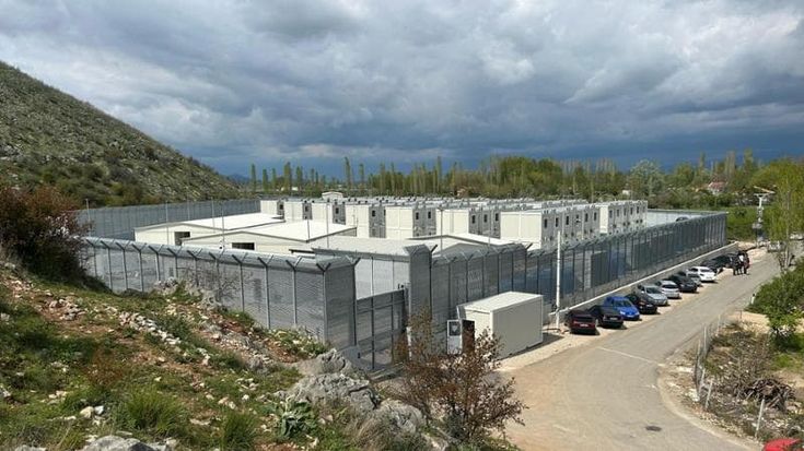 Migranti, il nuovo Patto Ue non basta: centri in Albania vuoti per tutta l’estate