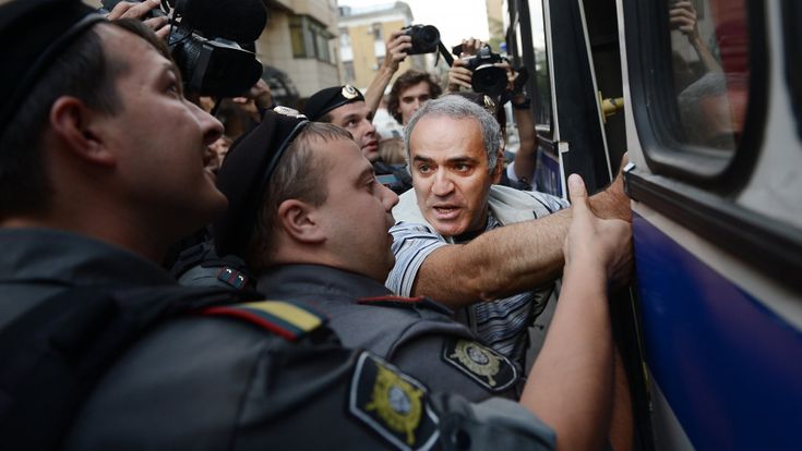 Garry Kasparov: "Ecco perché Putin spia e tiene in scacco anche i ragazzi"