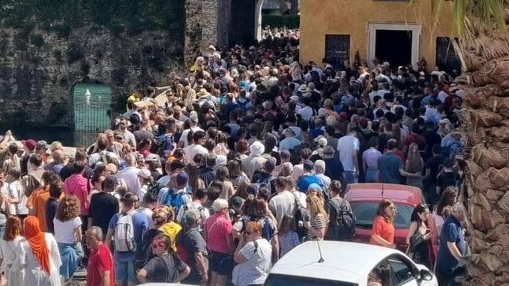 A Sirmione l’idea di una tassa contro l’overtourism: ingresso a pagamento per i turisti giornalieri