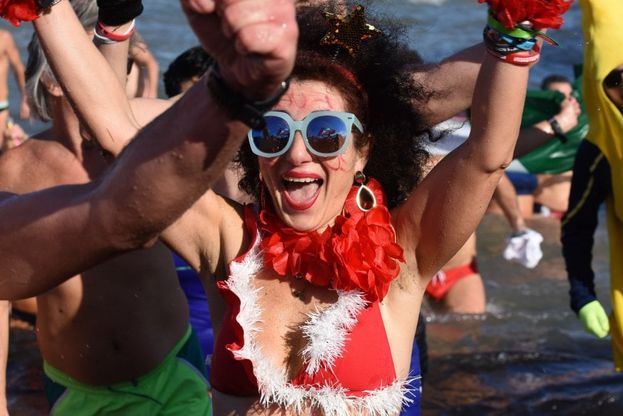 Tuffo in mare a Capodanno, a Bari la Marcialonga Nicolaiana