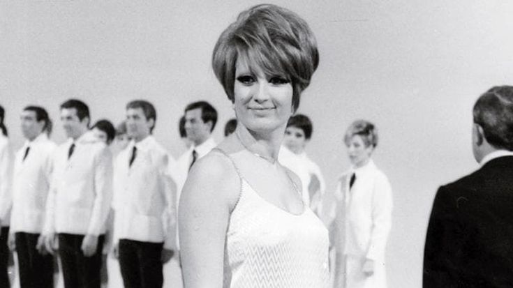 “A costo di morire”, il sublime snobismo di Mina: quel vezzo di far rivivere canzoni incomprese