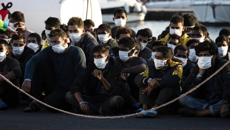 Migranti, a Bruxelles pugno duro della Francia: "L'Italia deve aprire i suoi porti alle Ong, se no niente ricollocamenti"