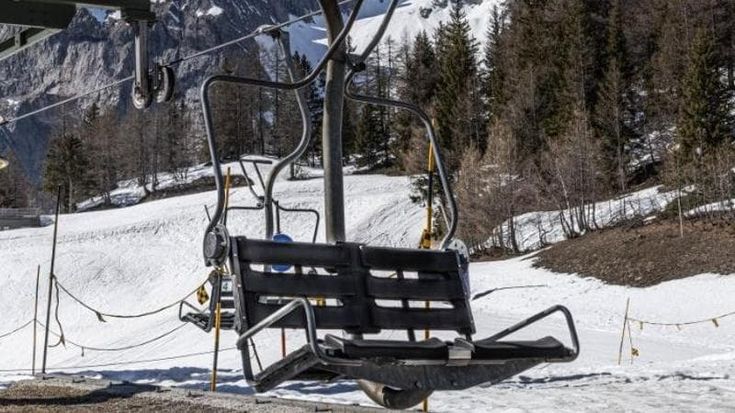 Courmayeur, addio alla storica seggiovia di Maison Vieille: i sedili andati a ruba per ricordo