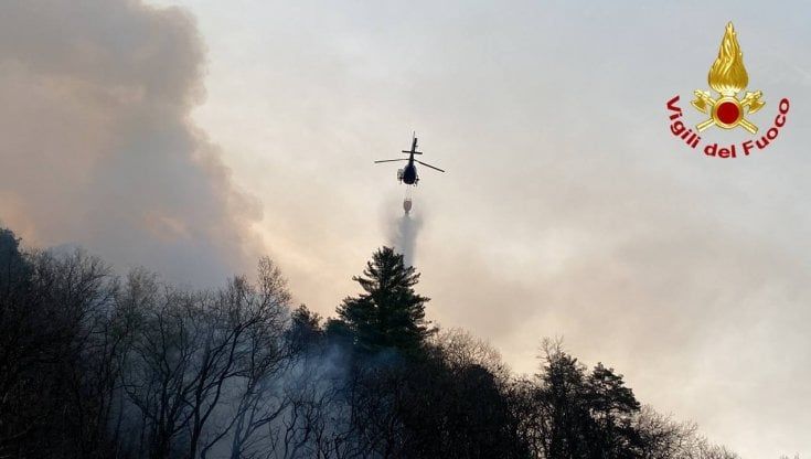 Non c'è pace per i boschi di Montegrino Valtravaglia (Varese): bruciati 40 ettari e i focolai sono ripresi