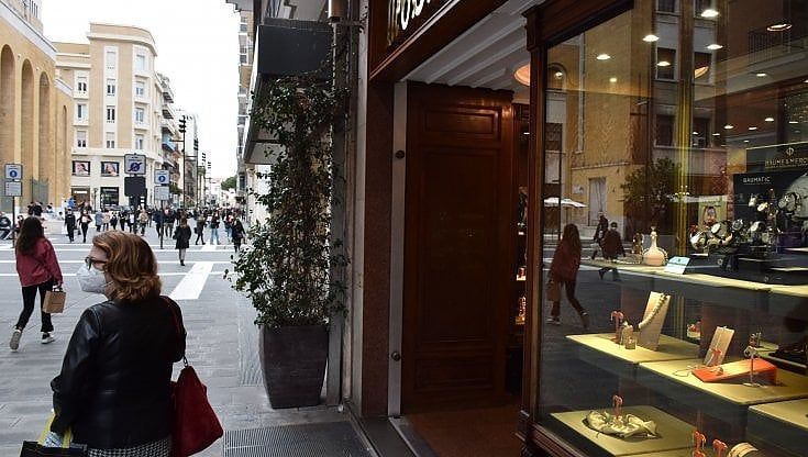 Puglia, il 1° maggio per i negozi non c'è obbligo di chiusura. La Regione: "Festeggiamo con il lavoro"