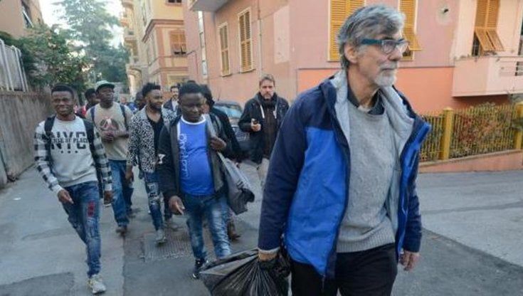 Genova, migranti, i posti non bastano. Il prete dell'accoglienza: "Brandine anche negli uffici, il sistema così non funziona"