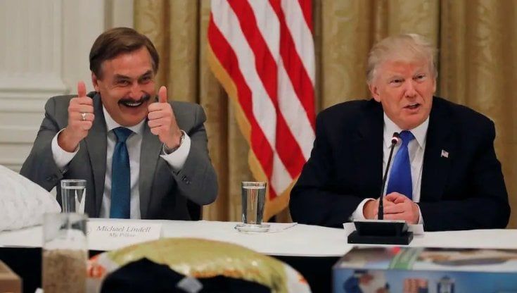 I comizi show di Mr Pillow, il venditore di cuscini che riporta in piazza l'America di Trump