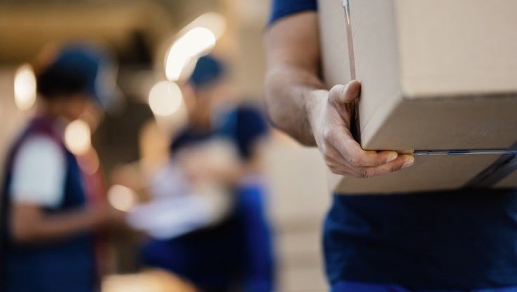 Natale, aumentano le spedizioni per i regali degli italiani: +136% rispetto al 2020