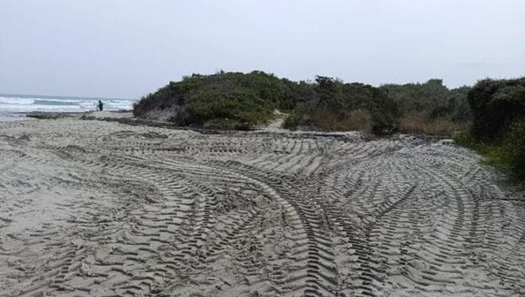 Otranto, sfregio agli Alimini: scavi in spiaggia, deviato corso d’acqua naturale: scatta sequestro
