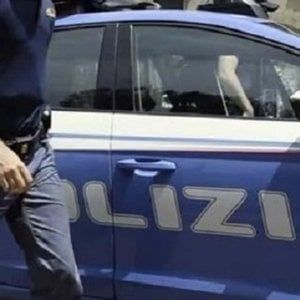 Caltanissetta, ha tre ospiti a cena e i vicini chiamano la polizia: multato