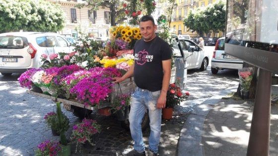 Napoli, la storia del fioraio salvato dal Daspo:  "Ero un rapinatore ora vendo fiori"