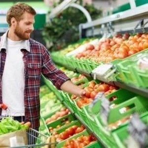 Italiani meno spreconi e con più sensi di colpa, ma uno su cento getta via cibo ogni giorno 