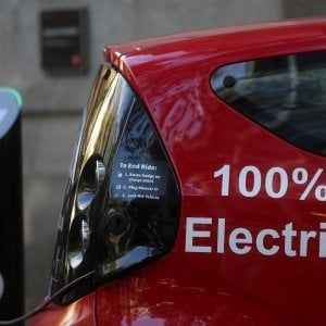 Il ritardo europeo sull'auto elettrica: una bomba a orologeria sull'economia Ue
