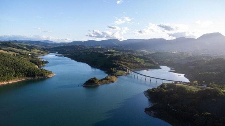Relax, natura e borghi antichi. Il tesoro dei laghi poco conosciuti. A portata di road trip