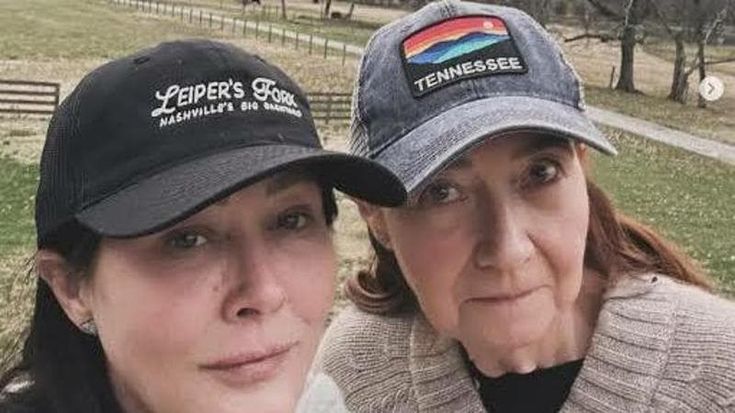 La voce di Shannen Doherty vivrà grazie alla mamma: “Continuerò il suo podcast”