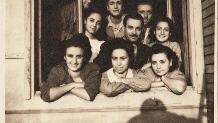 In mostra cinquanta scatti dagli album di famiglia: “Io tra voi, l’ombra è del fotografo”