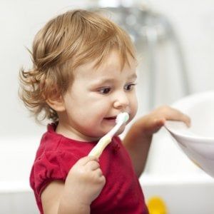 Prima l'acqua o il dentifricio? Il dilemma di chi si lava i denti