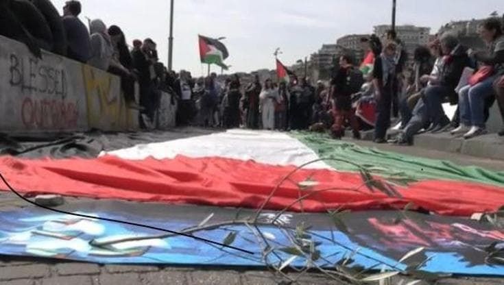 Napoli, Molo Luise: applausi e incitamenti per i volontari della Sumud Flotilla