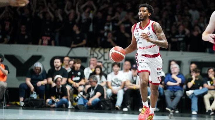 Basket, non basta un super Brooks: l’Armani a Brescia perde la testa