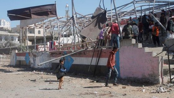 Yemen, missile contro parata militare. Almeno cinque morti