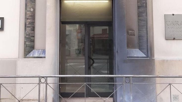 Attacco alla caserma dei carabinieri, l’arrestato resta in cella ma cade l’accusa di terrorismo