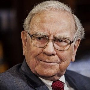 Buffett attacca i fondi speculativi e raddoppia la quota in Apple