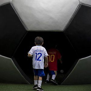 Brescia, bimbo malato perde i capelli: l'allenatore di calcio si rasa a zero per solidarietà
