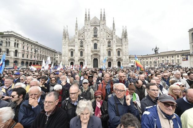25 Aprile a Milano: dalle bandiere dell'Anpi alle magliette blu, il fotoracconto del corteo