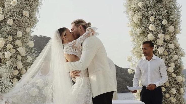 Diletta Leotta e Loris Karius sposi sull'isola di Vulcano. Tra gli ospiti anche Ferragni, Hunziker, Elodie