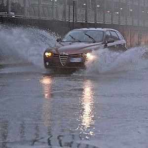 Maltempo a Livorno, strade chiuse per la forte pioggia