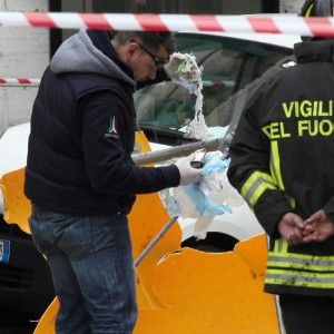 Barba, pizzetto e berrettino<br />ecco l'identikit dell'attentatore