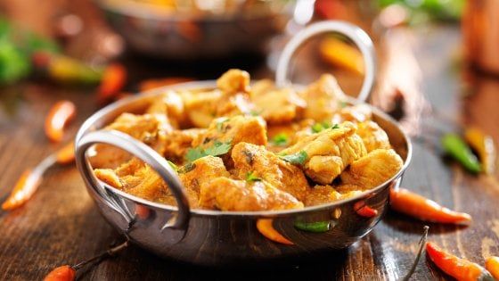 Dal curry alle mandorle: le più famose ricette etniche a base di pollo
