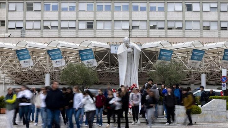 Papa Francesco, le conferme dalla radiografia toracica: “La polmonite comincia a regredire”