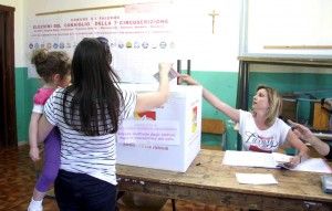 Urne aperte in diciotto comuni siciliani<br />duello finale per scegliere i sindaci