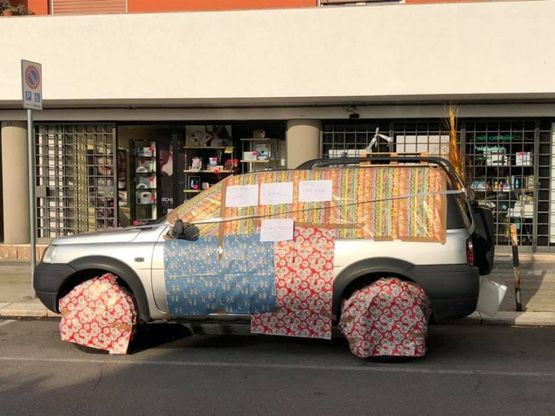 "Qui non si parcheggia" e a Bari gli impacchettano il suv: avviso o goliardia?