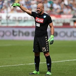 Napoli, si cerca un portiere, ma tutto dipende da Reina. Il papà: "Pepe vuole restare"