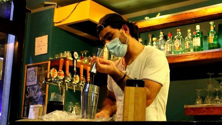 L'aperitivo delle 18 alla "famolo strano", tra fiori e playlist personalizzate