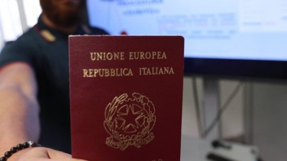 Rivendevano le prenotazioni online per i passaporti, due denunciati a Bergamo