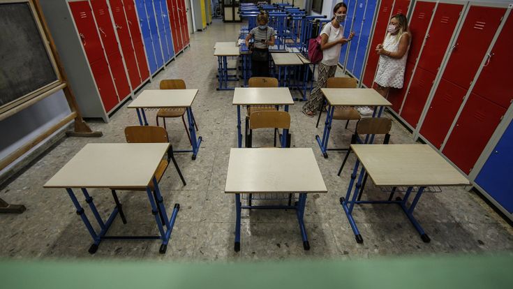 “Con la mascherina il metro non serve”. I tecnici salvano le scuole senza aule