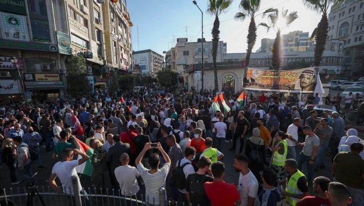 La rivolta di Ramallah contro l'Anp: "Basta Abu Mazen. Vogliamo votare"