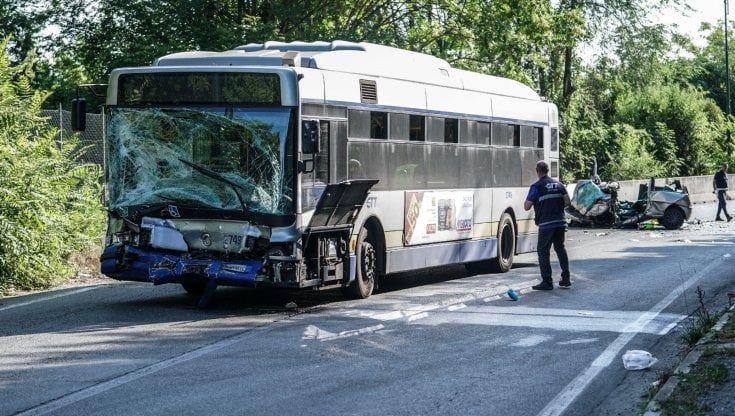 Frontale in corso Casale tra auto e bus di ritorno dalla discoteca, morti due ragazzi. Gravissimo un ferito di 17 anni