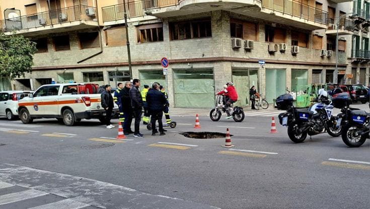 Palermo, la voragine di via Roma è ancora lì. Sarà l’Amap a chiuderla, pioggia permettendo