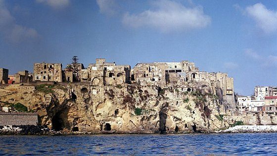 Pozzuoli e il Rione Terra. Un tuffo nel passato