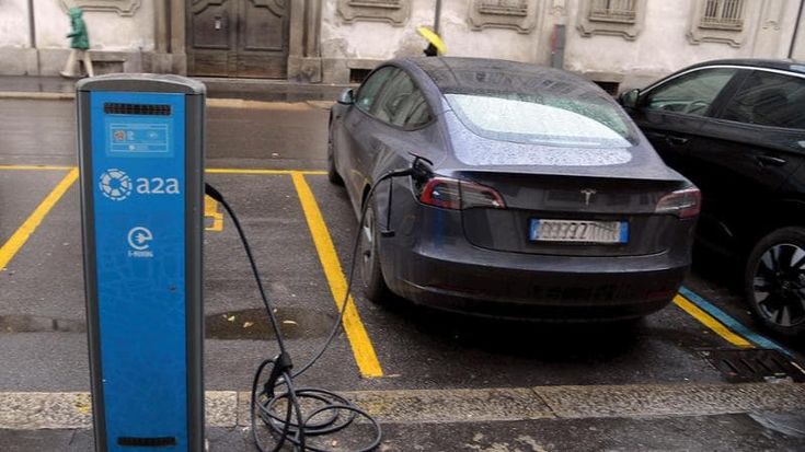 Si accende l’auto elettrica: a Milano ne circolano 7 mila. Sono raddoppiate in tre anni, ma sono solo l’1% del parco macchine totale
