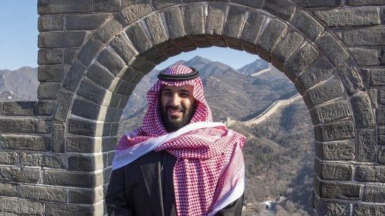 Il principe ereditario saudita a Pechino: prima del bilaterale con Xi Jinping, in gita sulla Grande Muraglia