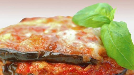 Dal taglio al riposo (passando per il sugo), la parmigiana di melanzane perfetta in 14 mosse