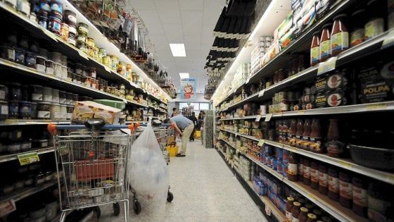 Milano, furto di notte al supermercato: preso il ladro di tonno