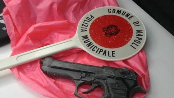 Piazza Cavour, trovata una pistola nascosta sotto un cumulo rifiuti