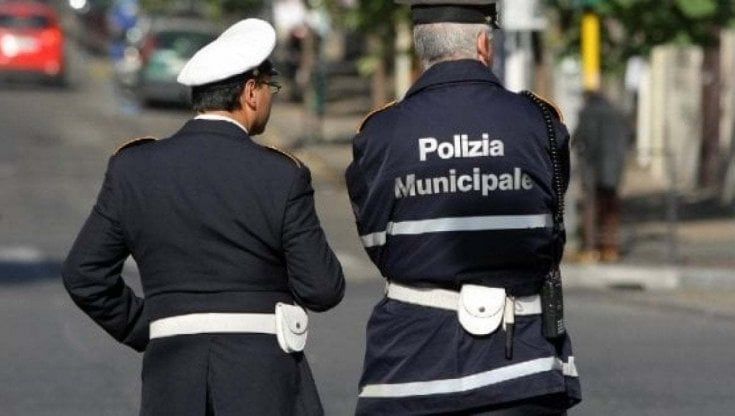 Parma, evade dai domiciliari per incontrare l'amante: scoperti in auto nel parcheggio