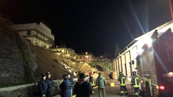 Frana una strada a Piazza Brembana, il boato spaventa gli abitanti nella Bergamasca